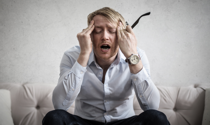 Jedním z běžných příznaků hypertenze jsou silné bolesti hlavy až migrény